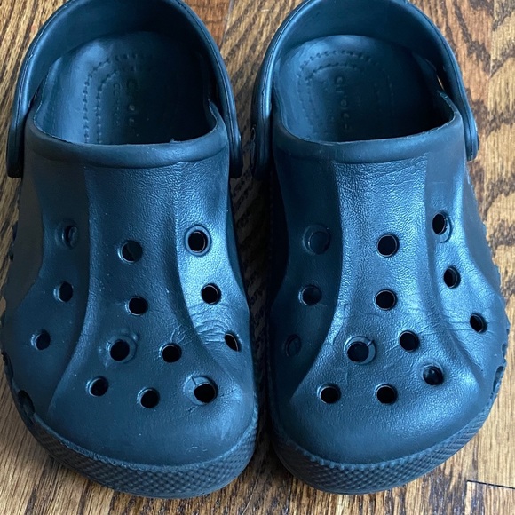Black Crocs Baya clog, size kids 10. Great condition, minimal wear ships quickly - Picture 6 of 13